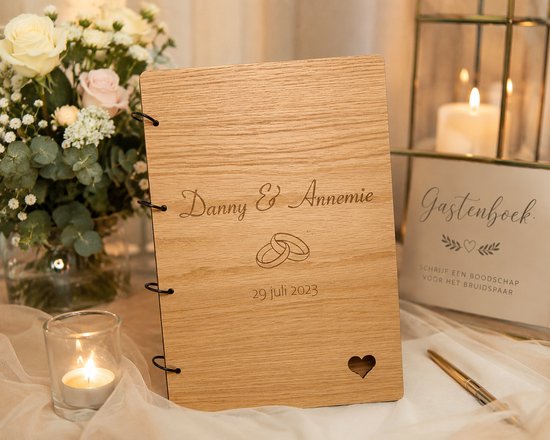 Houten gastenboek met de namen Danny & Annemie, trouwringen en 29 juli 2023. Hartje in de hoek.