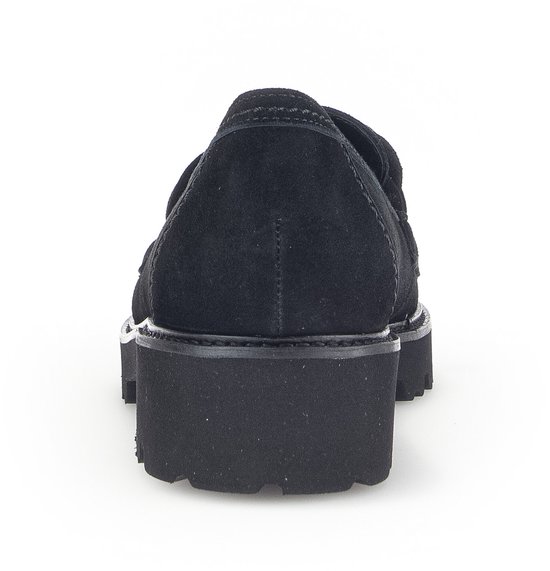 Achterkant van een zwarte suède loafer met een dikke, robuuste profielzool.