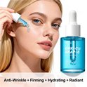 Blauwe druppelflacon GHK-Cu SNAP-8 Peptide Serum. Een vrouw doet serum op haar gezicht; tekst over anti-rimpel, versteviging, hydratatie.