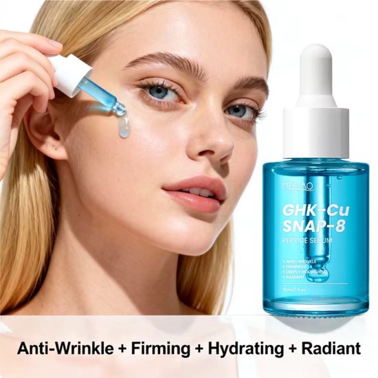 Blauwe druppelflacon GHK-Cu SNAP-8 Peptide Serum. Een vrouw doet serum op haar gezicht; tekst over anti-rimpel, versteviging, hydratatie.