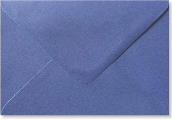 Gesloten lavendelkleurige envelop met een subtiel patroon.