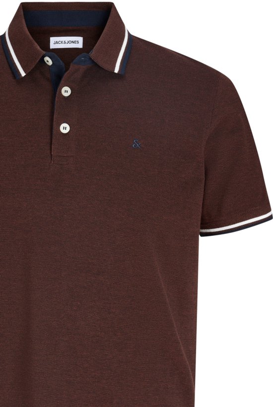 Donkerrode polo met Jack & Jones label, witte en marineblauwe kraag en mouwboorden.