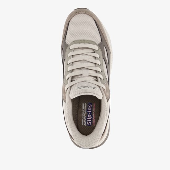 Bovenaanzicht van een beige sneaker met "Hands Free" en "Skechers Slip-ins" op de binnenzool.