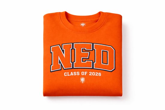 Gevouwen oranje trui met "NED CLASS OF 2026" opdruk.
