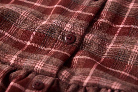 Detail van de bordeauxrode jurk met ruiten, met een knoopsluiting en een gerimpelde tailleband.