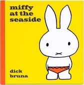 Boek 'Miffy aan zee' door Dick Bruna, met Miffy op de voorkant in een oranje zwembroek, tegen een gele achtergrond.