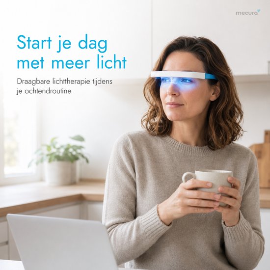 Vrouw met lichttherapiebril, witte bril met blauwe accenten en blauw licht, houdt mok vast.
