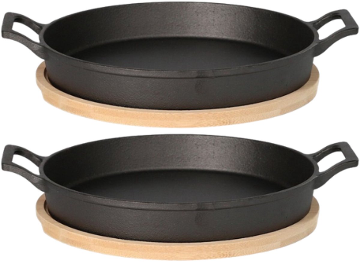 HOMLA - 2-Delige - Andreas Gietijzeren Koekenpan - Cast Iron Frying Pan - met Bamboe Onderzetter - Twee Handgrepen - Ovenbestendige Grillpan & Serveerpan - Duurzame Skillet - 25 x 20 cm - Zwart
