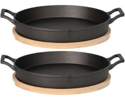 HOMLA - 2-Delige - Andreas Gietijzeren Koekenpan - Cast Iron Frying Pan - met Bamboe Onderzetter - Twee Handgrepen - Ovenbestendige Grillpan & Serveerpan - Duurzame Skillet - 25 x 20 cm - Zwart