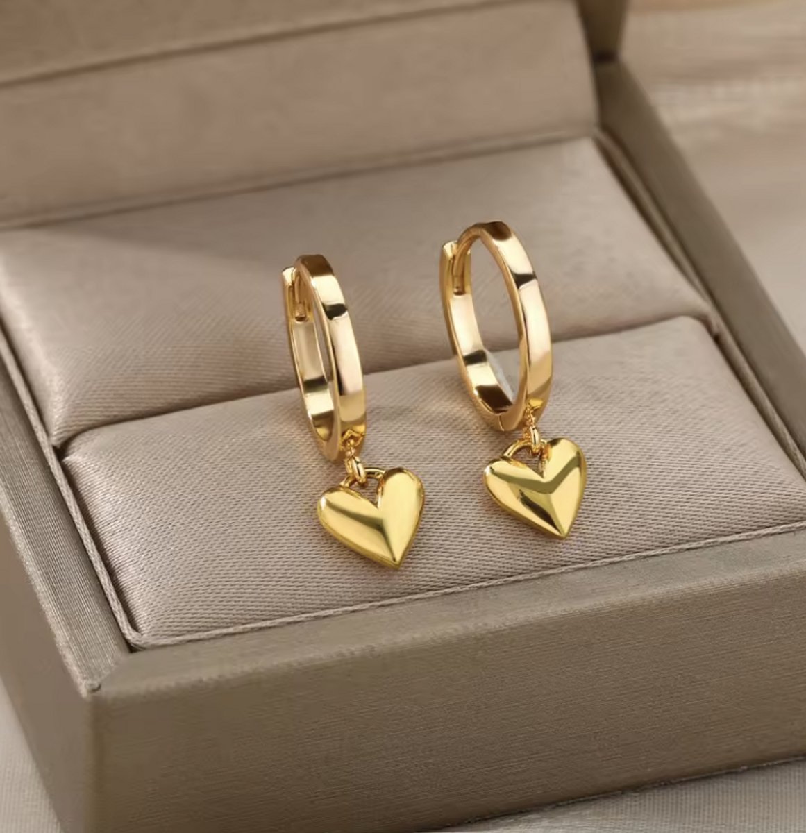 Luxe Oorbellen met Hartje - Kleur: Goud - 2 Stuks - RVS / Roestvrijstaal / Stainless Steel - Verkleurt Niet - Hoge Kwaliteit - Heart / Hartje / Love - Oorhangers / Oorknopjes / Oorringen - Oorbellen Cadeau - Inclusief Luxe Cadeau Verpakking