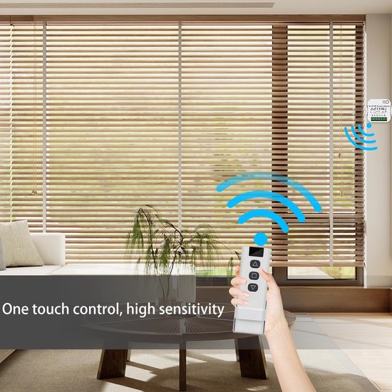 Hand met witte afstandsbediening bedient jaloezieën in een woonkamer, met signaalgolven en tekst 'One touch control, high sensitivity'.