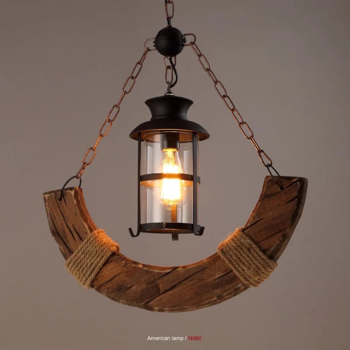 Industriële Halve Maan Hanglamp - 1-Lichts Kroonluchter - Rustiek Hout & Zwart Metaal - Vintage Lantaarn Plafondlamp - 56 cm - Exclusief Lamp