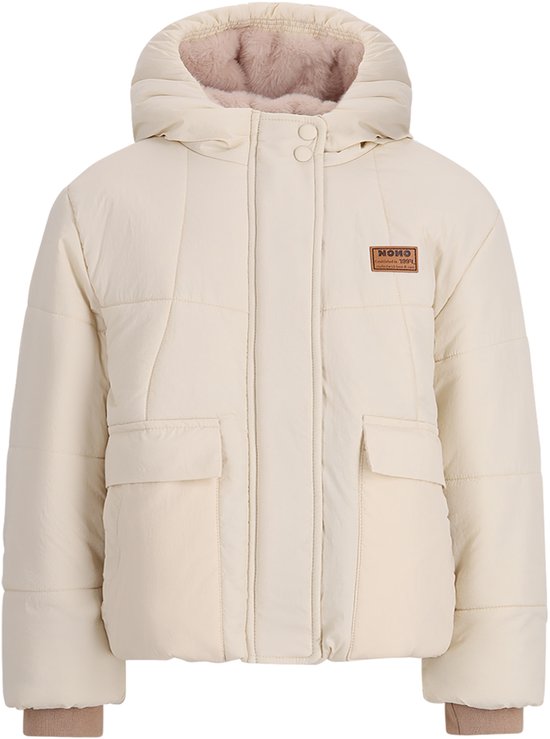 Crèmekleurige pufferjas van Nono met capuchon en bruine teddy voering. Het jack heeft een logo patch op de borst.