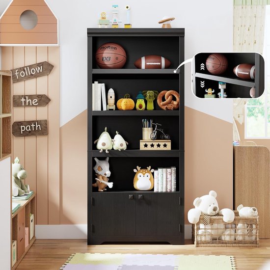 Zwarte boekenkast in een kinderkamer, gevuld met ballen, speelgoed en boeken.
