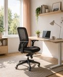 Zwarte ergonomische bureaustoel met mesh rugleuning, verstelbare armleuningen, sta-bureau en raam met gordijn.