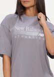 Grijze New Balance Athletics oversized T-shirt met logo op de borst.