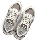 Lichtbruine lage sneakers met witte veters en beige mesh-panelen. HUB-logo op de tong.