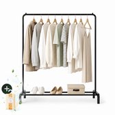 Zwart kledingrek met witte schoenen en beige pumps, kleding en opbergdoos.