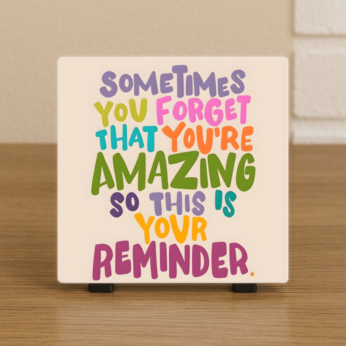 CreaCraft Spreuktegel “Sometimes You Forget That You’re Amazing” – Inspirerende Wanddecoratie Cadeau - Trendy nu – Decoratief Tegeltje met Standaard – Cadeau Idee – Wenstegeltje – Cadeau voor collega, vriend(in), familie - Motivatie tegeltje