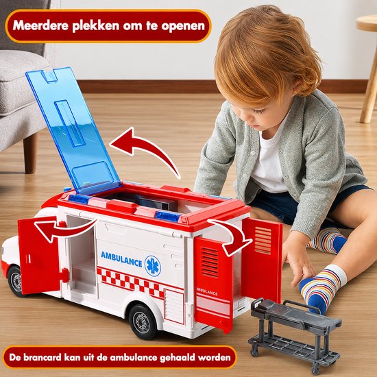 Jongetje speelt met een open witte ambulance speelgoedauto met rode deuren, een brancard wordt eruit gehaald.