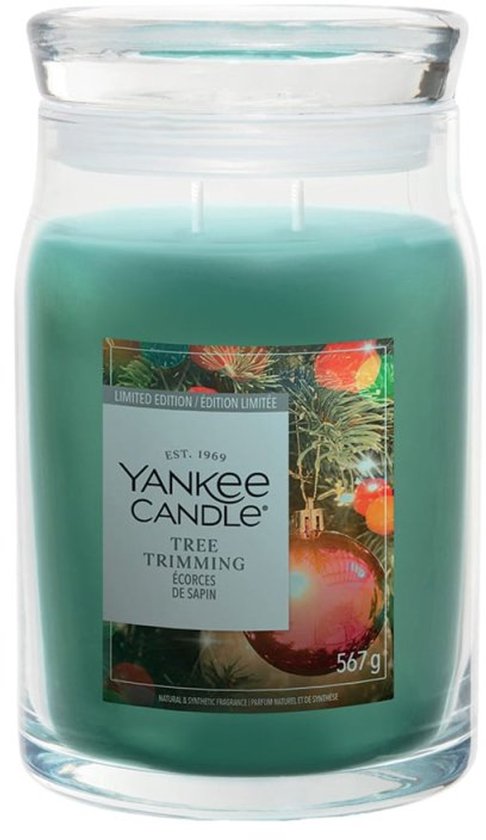 Yankee Candle Tree Trimming grote glazen pot met groene kaars en etiket met kerstversiering, 567g.