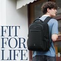 Jonge man met krullend haar, draagt een zwarte rugzak en kijkt weg. Tekst 'FIT FOR LIFE'.
