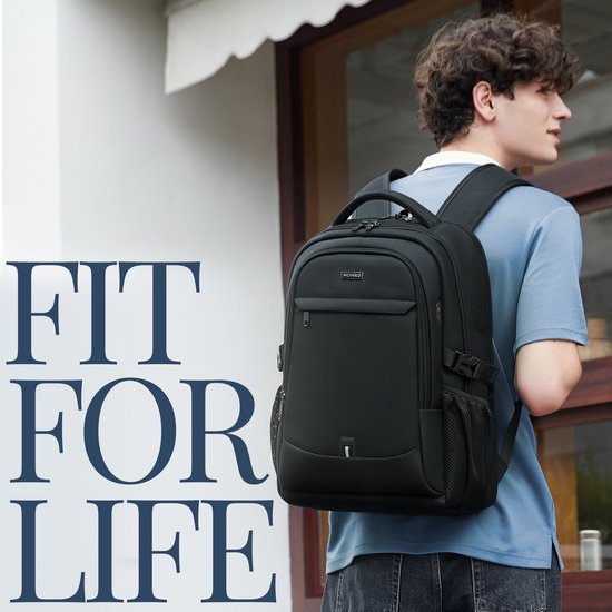Jonge man met krullend haar, draagt een zwarte rugzak en kijkt weg. Tekst 'FIT FOR LIFE'.