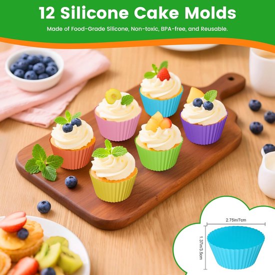 Zes kleurrijke cupcakevormpjes, elk met een cupcake versierd met slagroom en fruit.