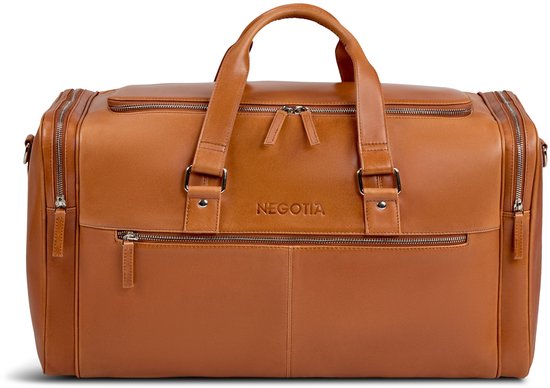 Cognac kleurige leren reistas met dubbele handvatten, zilverkleurige ritsen en 'NEGOTIA' logo.