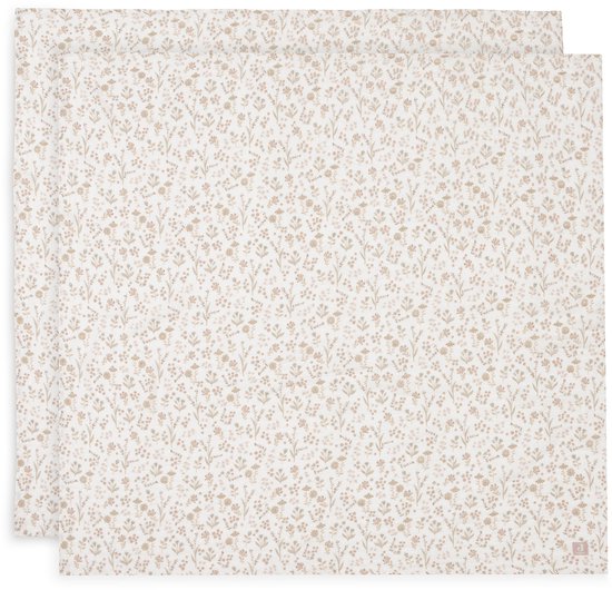 Twee hydrofiele doeken met een subtiel beige bloemen- en plantjespatroon op een witte ondergrond.