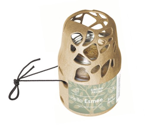 Beige vogelvoeder met een open, bladvormig patroon, "Hello Esmee 100% RECYCLED" tekst en een zwart ophangkoord.