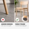 Houten stoelpoot met viltje op de grond, naast een stoel.