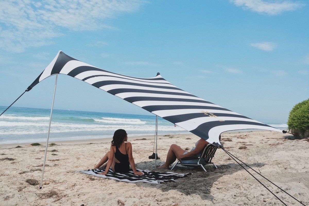 Strandtent 2,1 x 2,1 meter - zwart-witte strepen - met zandanker - ideaal voor bescherming tegen zonnestralen - ShopVlot