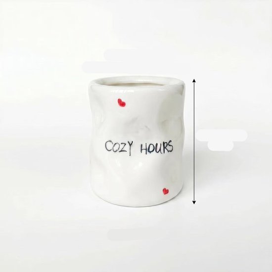 Petit pot en céramique blanc avec le texte 'Cozy Hours' et de petits cœurs rouges.