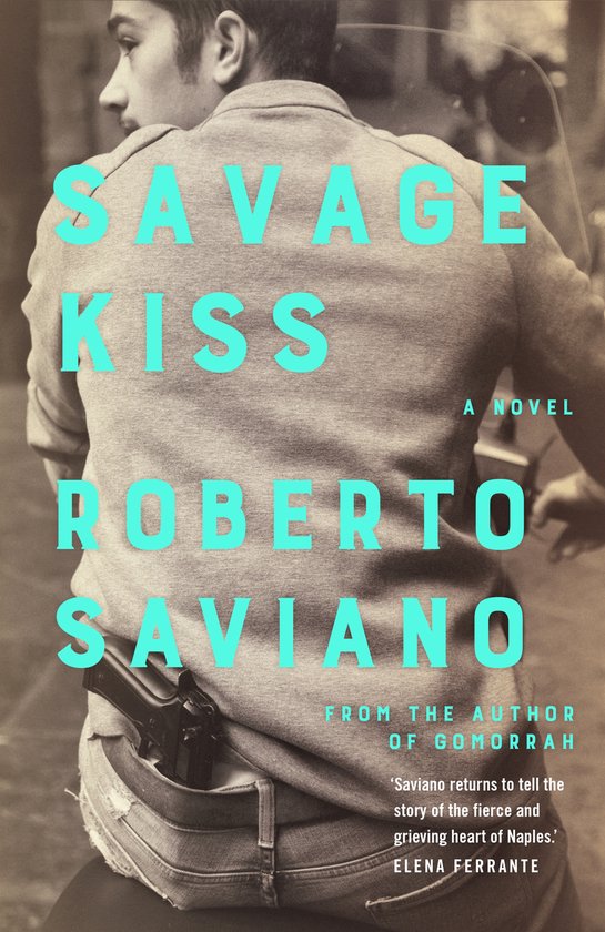 Boekomslag: Man op motor met een pistool in zijn broeksband, titel 'Savage Kiss' door Roberto Saviano in turquoise letters.