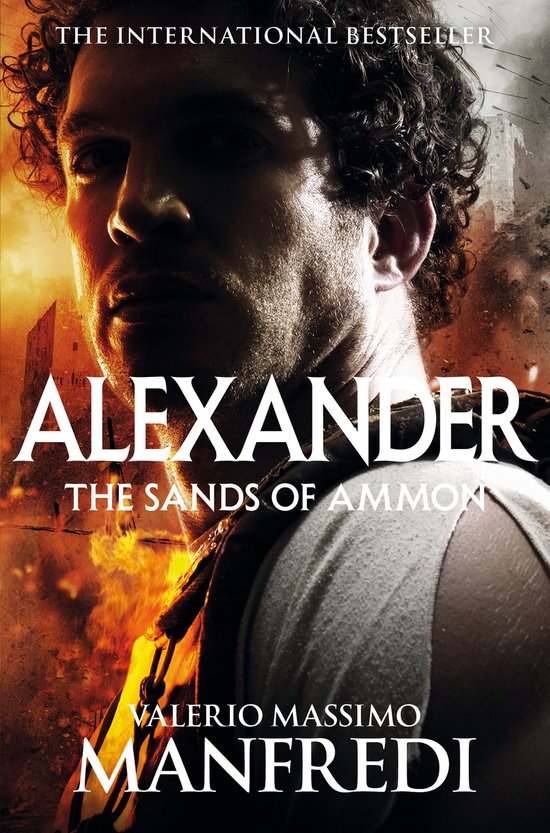 Boekcover van Alexander: The Sands of Ammon, met de buste van een man op de voorgrond. Vuur en stadsruïnes op de achtergrond. Tekst: Alexander, The Sands of Ammon, Valerio Massimo Manfredi.