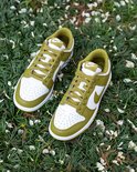 Nike Dunk Low Retro sneakers in wit met olijfgroene overlays en witte veters. Gemaakt van leer.
