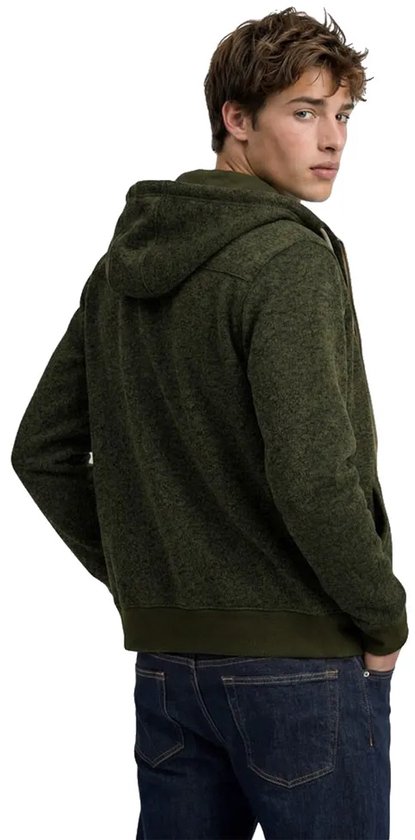 Achterkant van een model in een olijfgroene, gemêleerde fleece hoodie met capuchon.