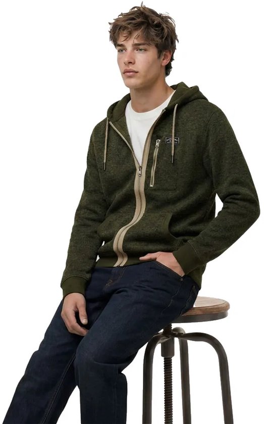 Model zittend op een kruk, in olijfgroene fleece hoodie met rits en Superdry & Co-badge.