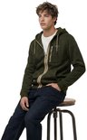 Model zittend op een kruk, in olijfgroene fleece hoodie met rits en Superdry & Co-badge.