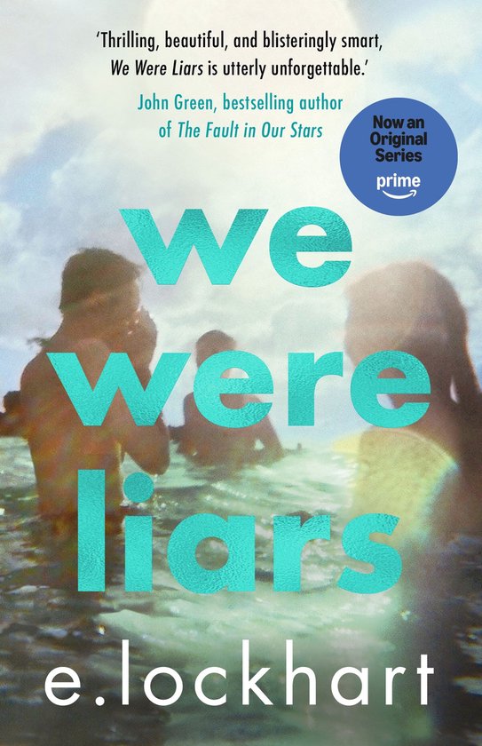 Boekcover met de titel 'We Were Liars' in turquoise letters, met een wazige foto van mensen in water.