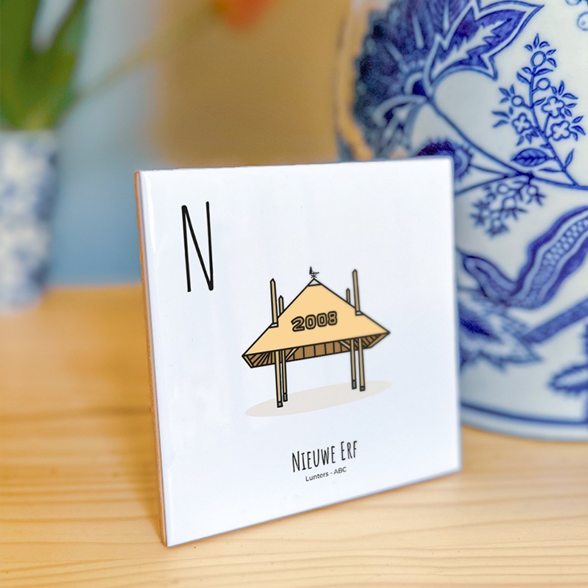 Nieuwe Erf - ABC tegeltje Lunteren - Keramiek met Handgetekende Illustratie - Wanddecoratie - Woondecoratie - Relatiegeschenk - Souvenir - 10,8 x 10,8 cm