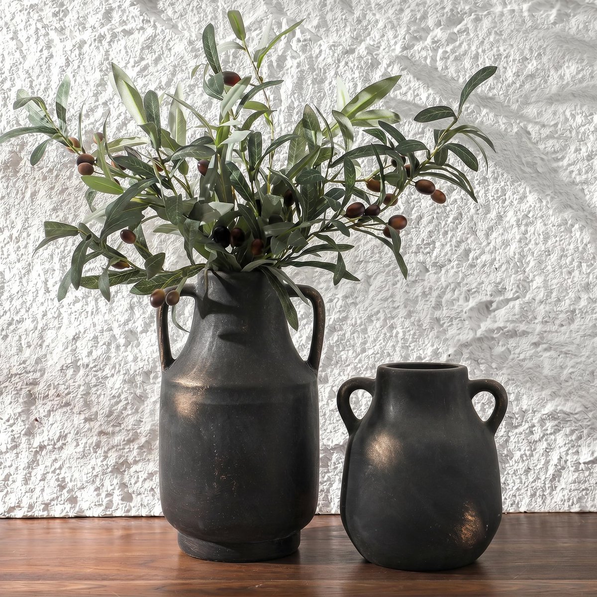 Omgoods - Set van 2 Grote Decoratieve Zwarte Vazen met Handvatten