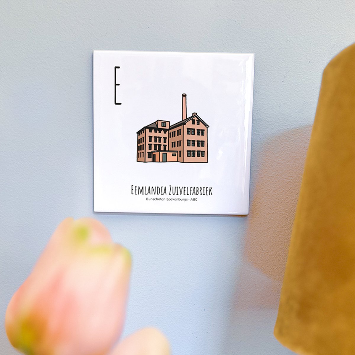 Eemlandia Zuivelfabriek - ABC tegeltje Bunschoten-Spake - Keramiek met Handgetekende Illustratie - Wanddecoratie - Woondecoratie - Relatiegeschenk - Souvenir - 10,8 x 10,8 cmnburg