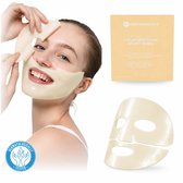 Jonge vrouw met een crèmekleurig collageen gezichtsmasker dat ze aanbrengt. Verpakking ernaast met tekst 'Collagen Glow Boost Mask'.