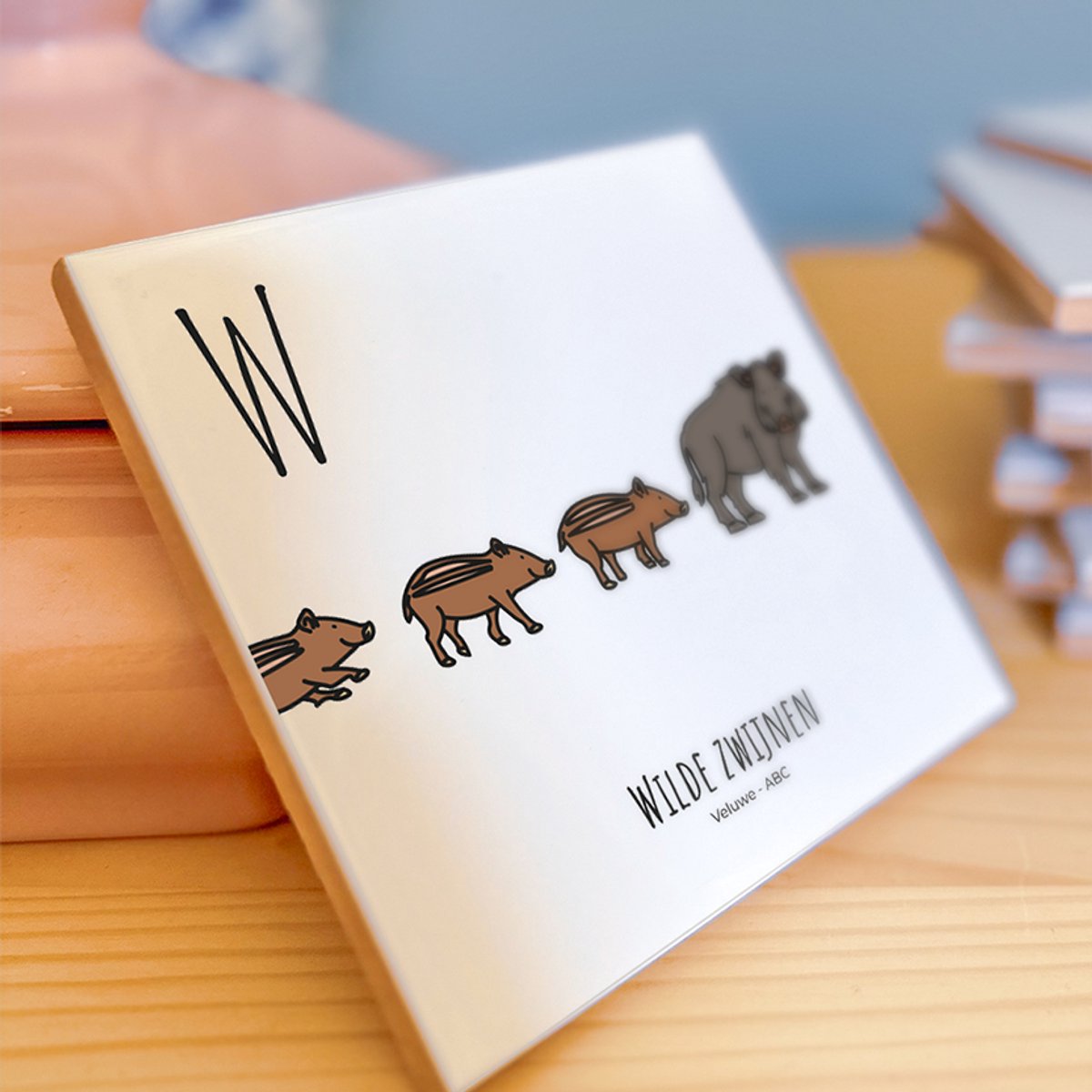 Wilde zwijnen - ABC tegeltje Veluwe - Keramiek met Handgetekende Illustratie - Wanddecoratie - Woondecoratie - Relatiegeschenk - Souvenir - 10,8 x 10,8 cm