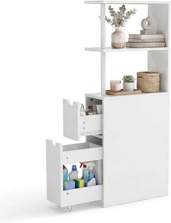 Witte opbergkast met open planken en uitgetrokken lades. In de onderste lade bevinden zich schoonmaakmiddelen.