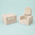 Beige corduroy speelbank en fauteuil, opgebouwd uit modulaire blokken.