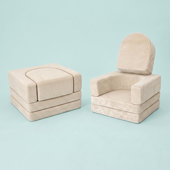 Beige corduroy speelbank en fauteuil, opgebouwd uit modulaire blokken.