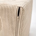 Beige corduroy stof met fijne ribbels en rits op een kubus.